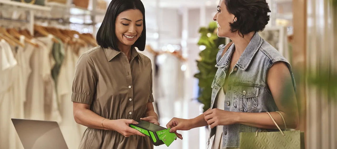  Associada do Sicredi pagando uma compra com seu cartão de crédito 